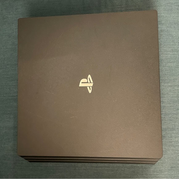 PlayStation 4 with 2 remote controllers and 3 games. - Picture 5 of 8